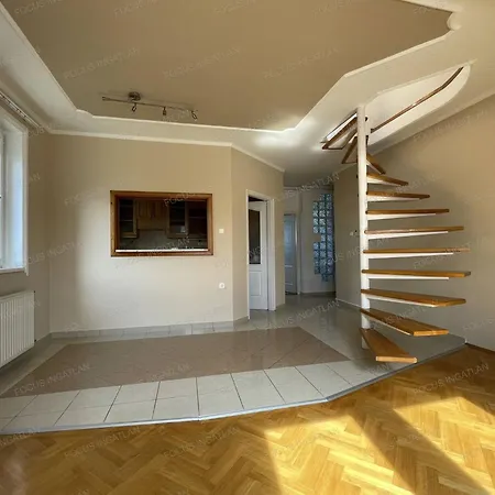 Mathias, A Spacious 2-bedroom With 2 Bathrooms Private Parking Apartment Kecskemet