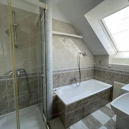 Mathias, A Spacious 2-bedroom With 2 Bathrooms Private Parking * Kecskemet