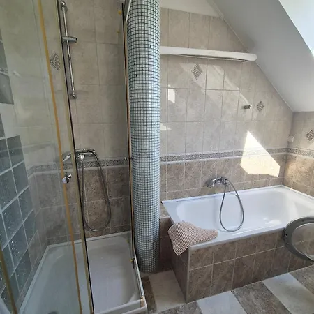Mathias, A Spacious 2-bedroom With 2 Bathrooms Private Parking Appartement Kecskemét