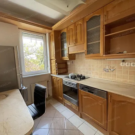 Mathias, A Spacious 2-bedroom With 2 Bathrooms Private Parking * Kecskemét